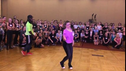 Engelli 15 Yaşındaki Kızın İnanılmaz Dansı