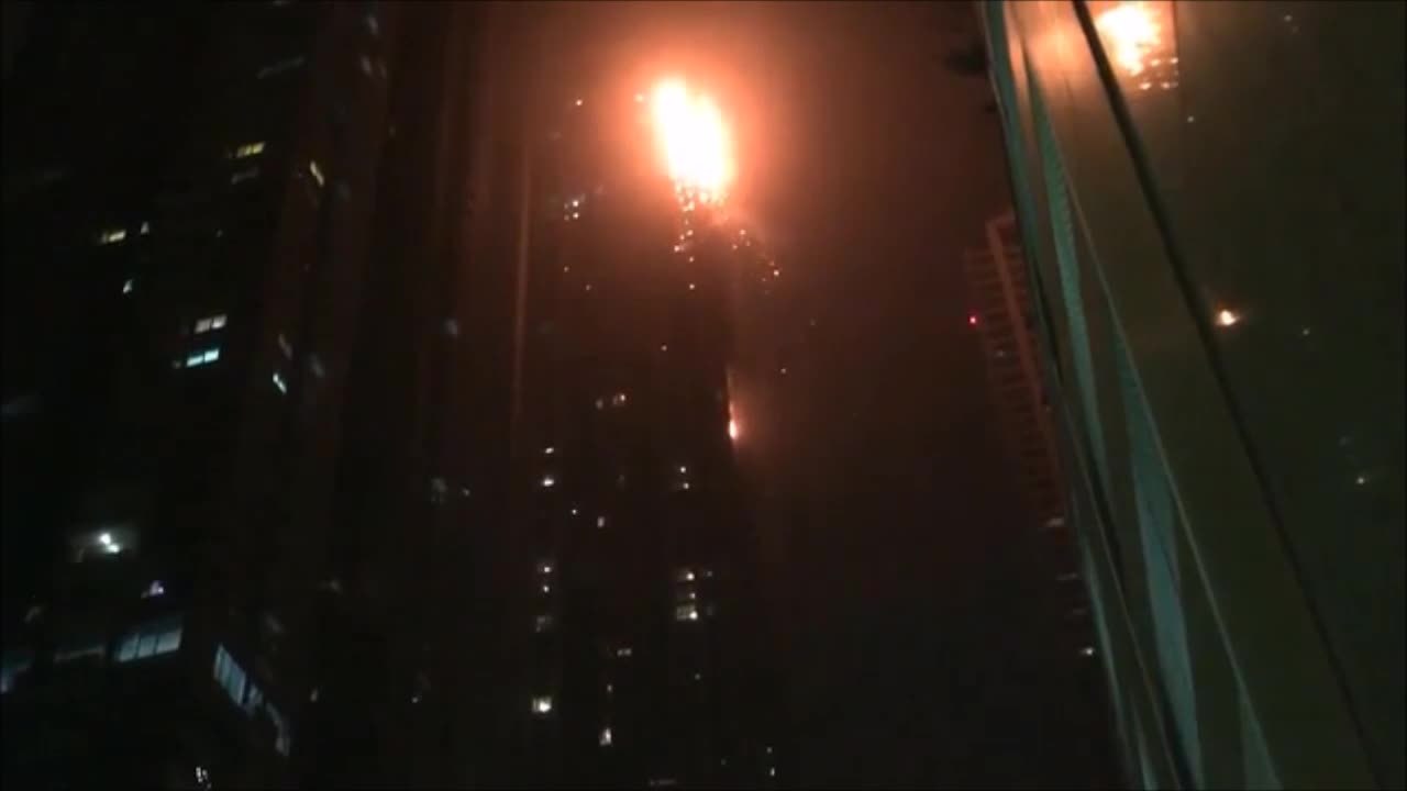 L'un des plus hauts gratte-ciel de Dubaï en feu
