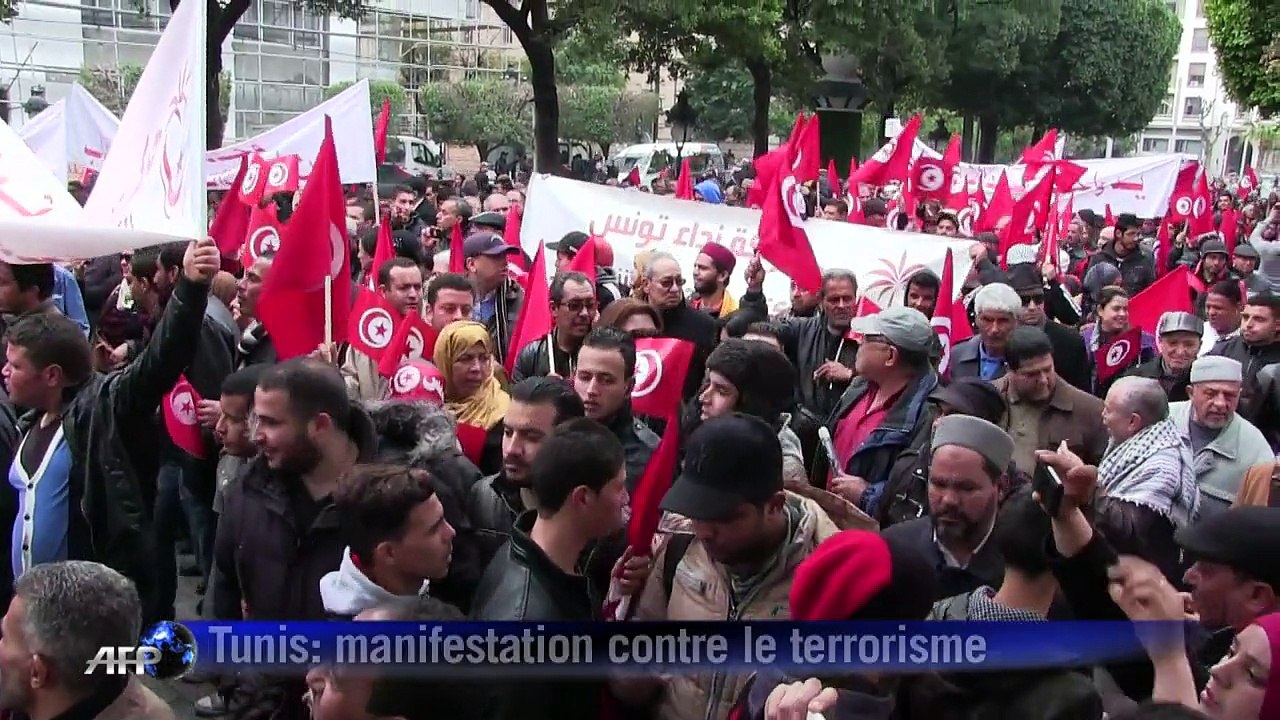 Des centaines de Tunisiens manifestent contre le terrorisme