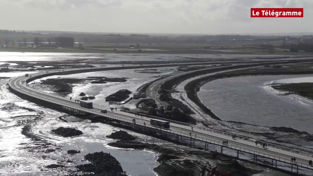 Mont-Saint-Michel. A marée presque basse sous le soleil