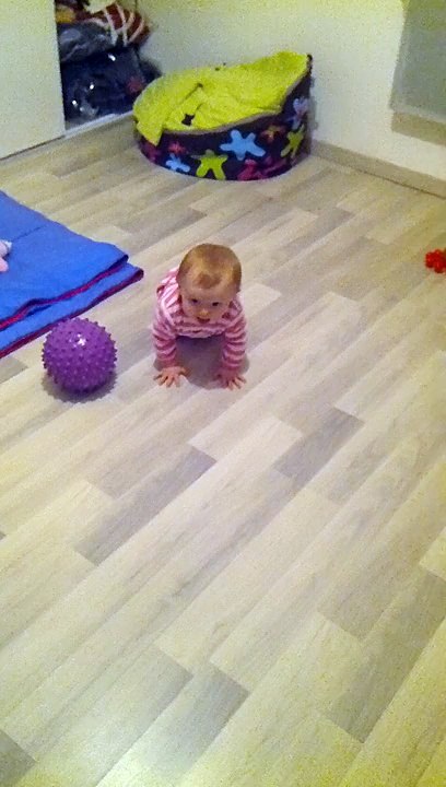 Lou-Anne qui fait du 4 pattes