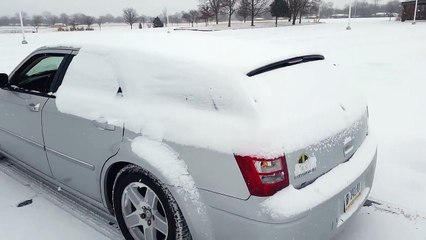 Une technique pour déneiger rapidement une voiture