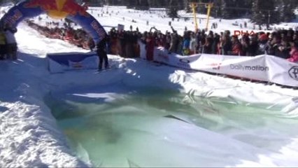 Bursa - Uludağ'da Buz Gibi Havada Havuza Atladılar