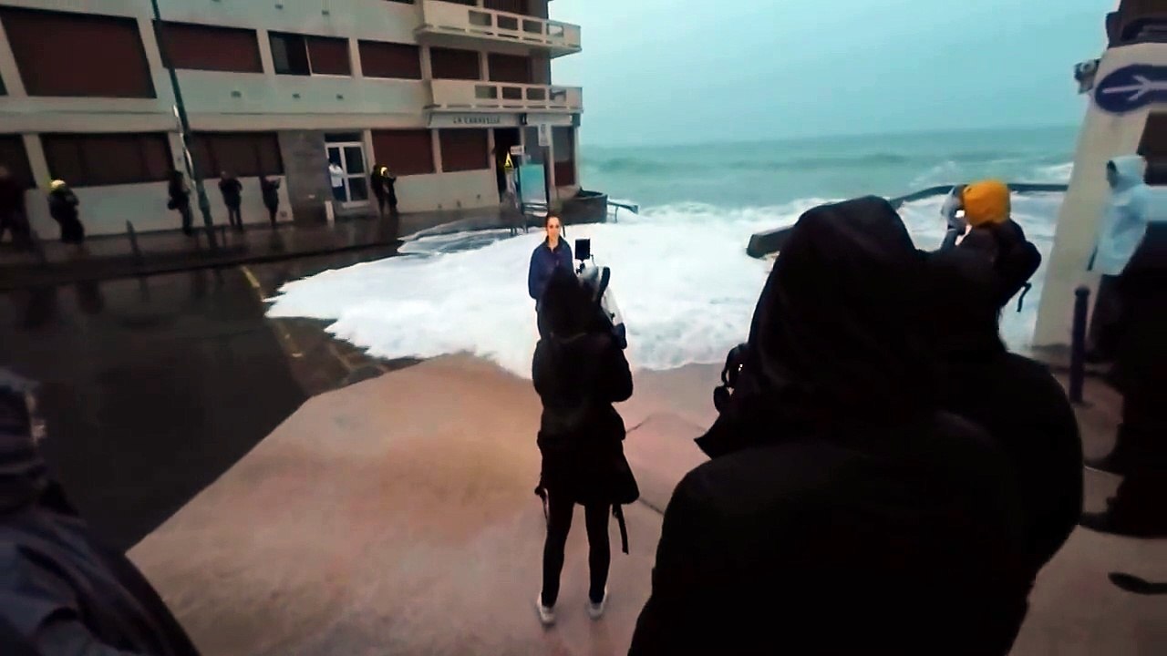 Une journaliste de BFMTV chute en direct surprise par une vague