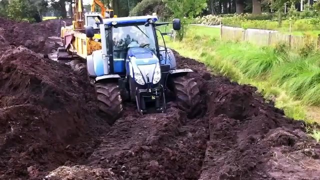 New Holland T7 270 Trying to Escape from Dirt