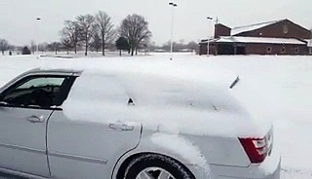 Voici comment déneiger votre voiture en un rien de temps!