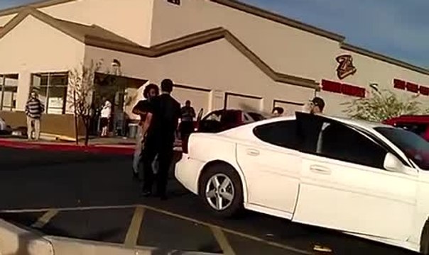 Un homme reste accroché à une voiture et manque de se faire tuer