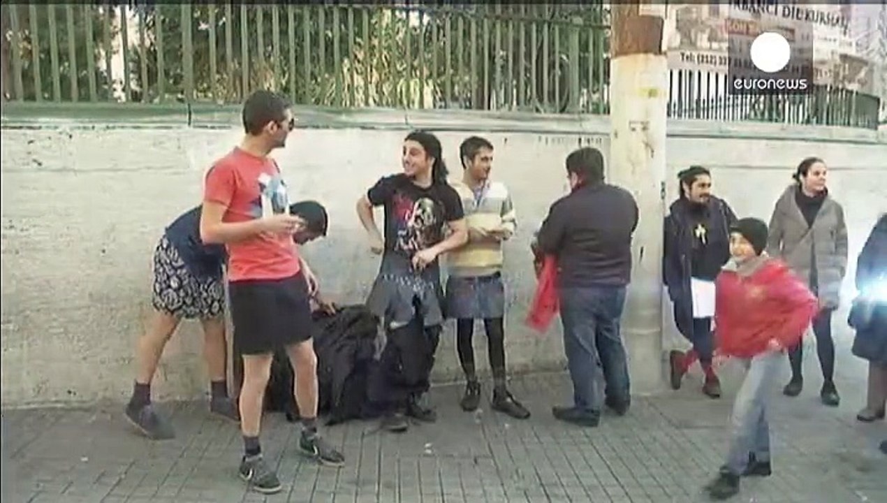 Männer in Mini-Röcken demonstrieren gegen Gewalt an Frauen