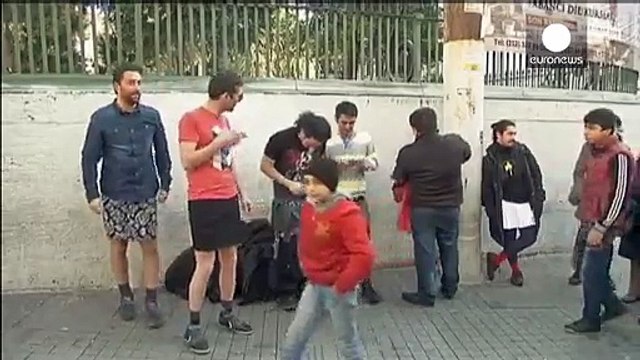 Turchia, uomini in gonna al corteo di Istanbul contro violenza sulle donne