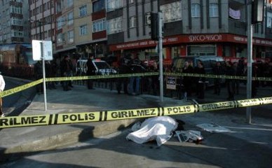 Tramvay Yolu Üzerinde Kaza Yapan Araçlar Suriyeli Aileyi Ezdi: 1 Ölü 2 Yaralı