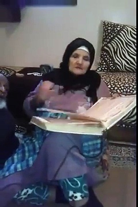 Macha Allah, c'est juste magnifique, pendant que le mari lit, l'épouse surveille sa lecture ! Il n'y a pas de mots assez fort ! PARTAGEZ, ils sont un exemple.