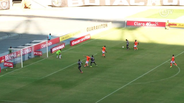 Willian Arão dá drible incrível e quase faz gol de placa