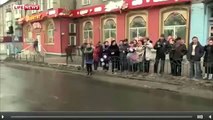 Ополченцы Захарченко и пленные киборги на остановке Донецк