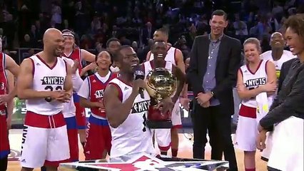 Kevin Hart Accepts Sprint Celebrity Game MVP Award