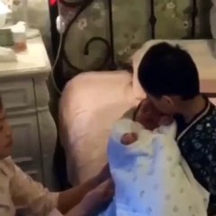 Il lui chante une chanson ensuite... #Zakch