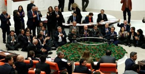 TBMM Tarihinde Bir İlk! Milletvekilleri Yere Oturarak Protesto Eylemi Yaptı