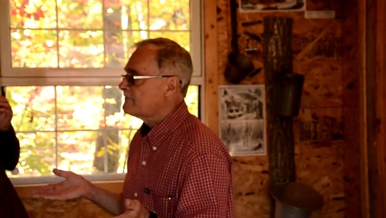 _DSC3823 Trois-Rivières cabane à sucre, le patron explique la récolte de sève d'érable