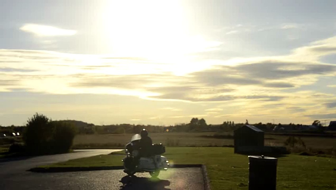_DSC4336 Chambord au bord du lac St-Jean à Rocher-Percé,  démarrage de moto Harley