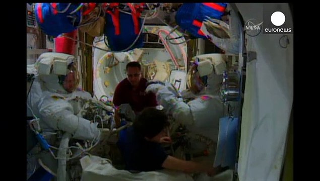 Prima passeggiata spaziale per due astronauti dell'ISS
