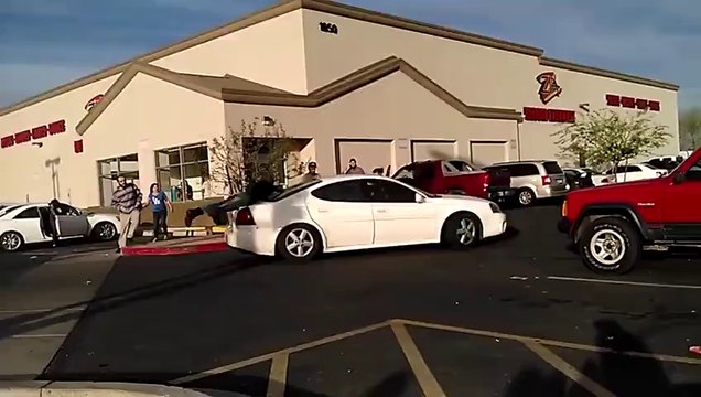 Road Rage de dingue, un homme presque tué entre 2 voitures!