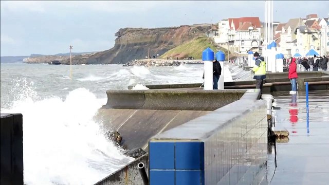 Grande marée : de fortes vagues sur la côté d'Opale
