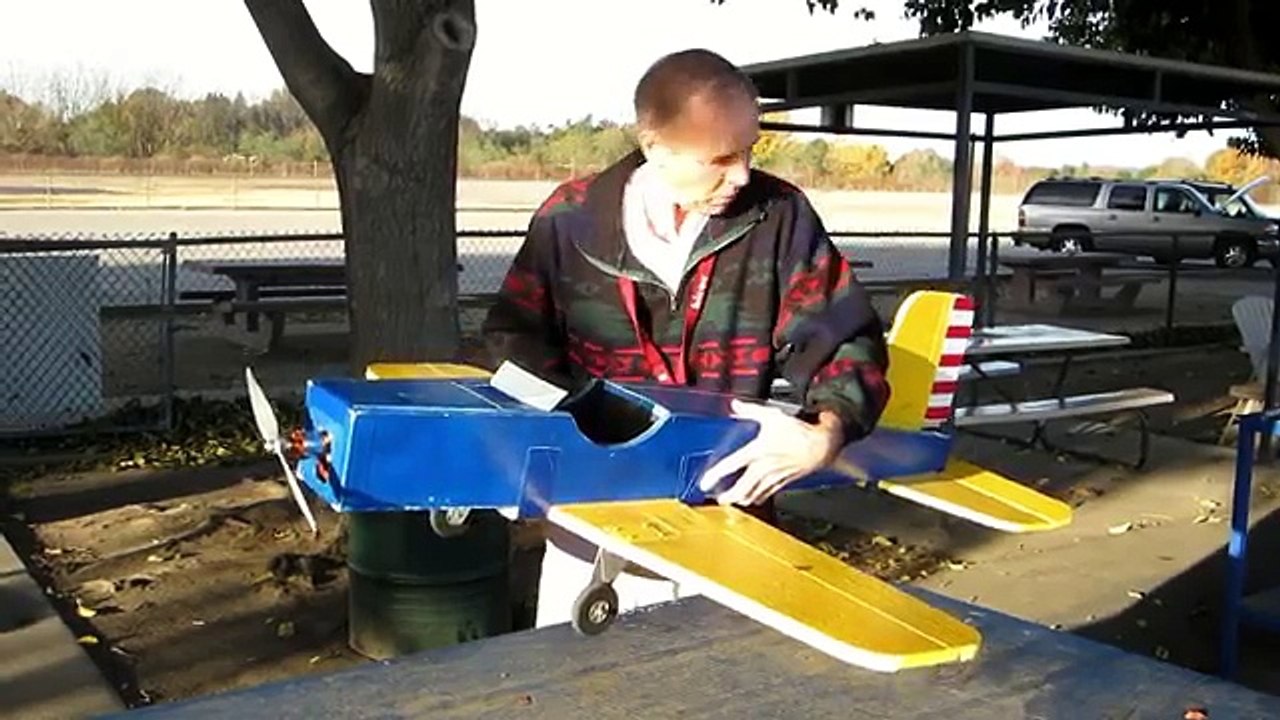 Qué ternura como la ardilla maneja este pequeño avión! muy bueno!