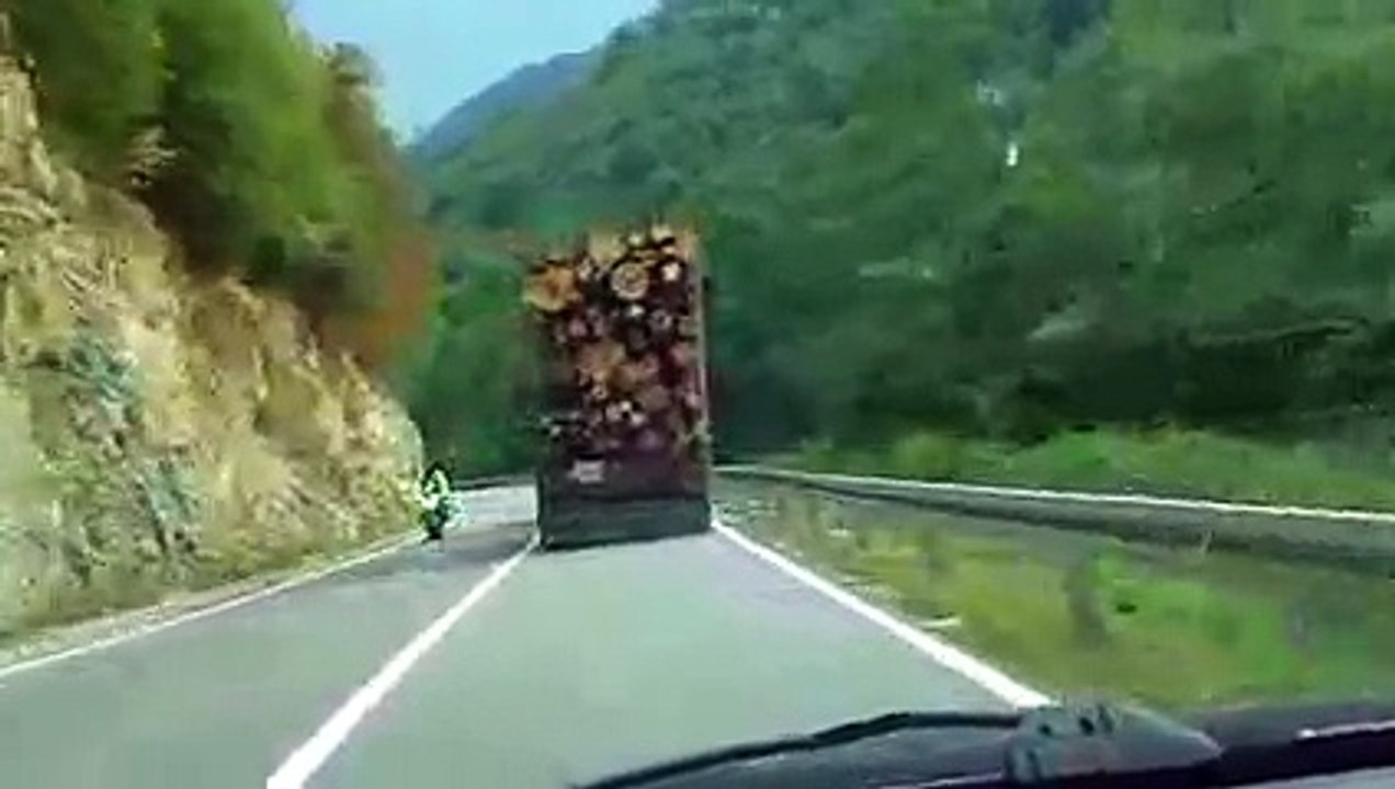 ¿Tu qué harías? Un adelantamiento en la ruta extremadamente complicado