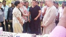 Salman Celebrates Sooraj Barjatya's 50th Birthday On PRDP Sets