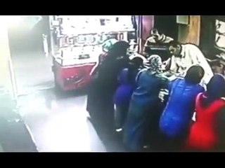 مصرية تتلقى صفعة قوية بعد محاولتها السرقة في محل ذهب