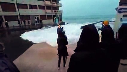 Une journaliste de BFMTV chute en direct surprise par une vague