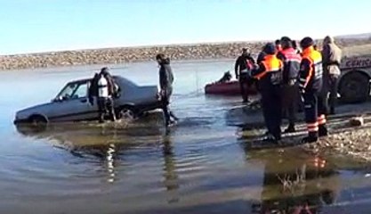 usak otomobil gölete uçtu;1 ölü