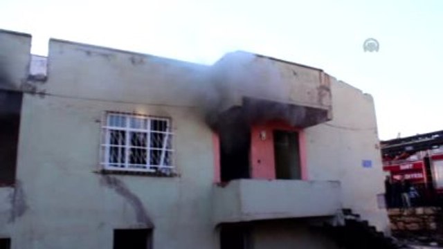 Metruk Binada Çıkan Yangın, İtfaiye Ekiplerince Söndürüldü