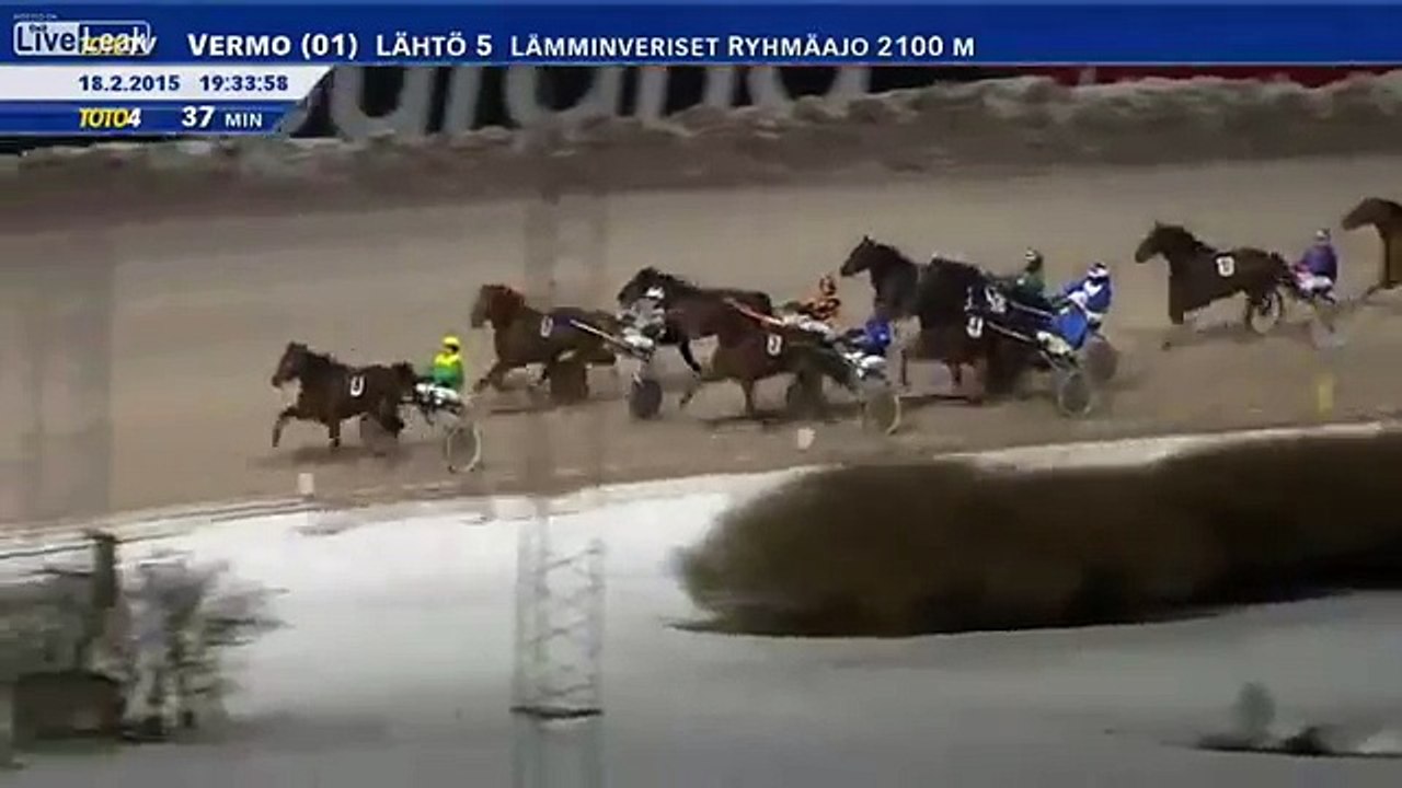 Un photographe renversé pendant une course hippique