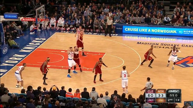 Timofey Mozgov contre, Jr Smith termine la contre-attaque avec un petit windmill deux mains
