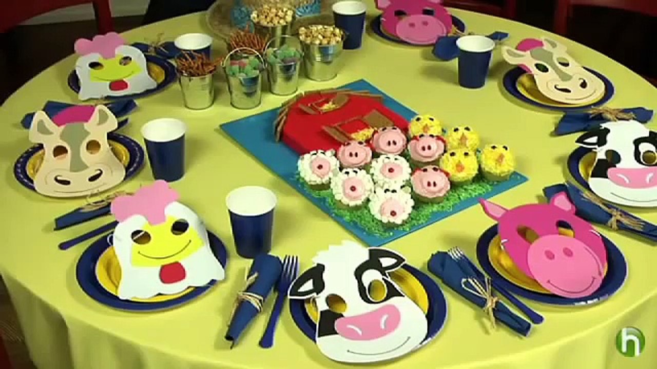 Birthday Cake Ideas: How to Make a Barn Birthday Cake (and Farm Animal Cupcakes!)