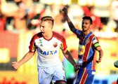 Com gol polêmico, Flamengo arranca empate com Madureira