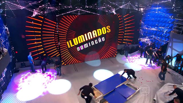 OS ILUMINADOS - Mudança de cenário no Domingão - Agilidade da equipe para montar o palco de Os Iluminados - Domingão do Faustão 22-02-2015