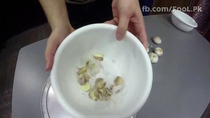 SO AWESOME! How to peel a head of garlic in 10 seconds! I didn't know this