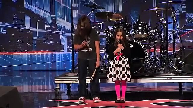 просто шок, все судьи в истерике!!! маленькая девочка поет скримом!