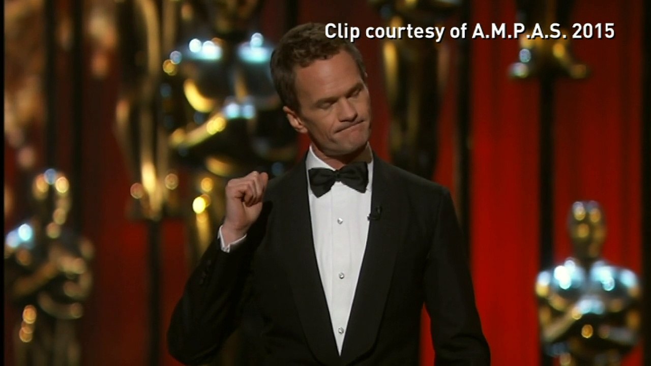 Oscars 2015: Benedict Cumberbatch swigs whisky in ceremony