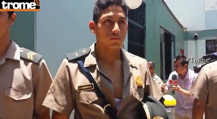 Esposos golpean y les rompen uniformes a policías por intervenirlos