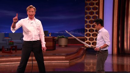 شاهد فيديو لمذيع يطعن بالسيف مباشرة على الهواء وسط ذهول الجميع