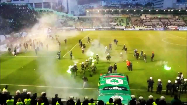 Panathinaikos - Olympiakos derbisinde ortalık karıştı
