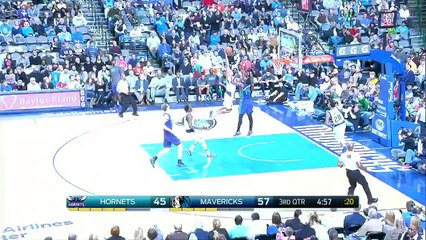 Richard Jefferson atomise Kidd-Gilchrist sur un énorme dunk en contre-attaque