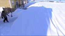 Un homme creuse un tunnel sous la neige pour atteindre sa voiture... ça neige fort au canada!