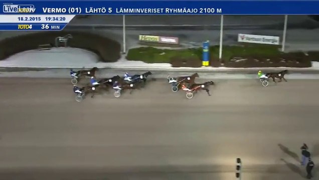 Un photographe violemment percuter par un cheval et son attelage sur la ligne d'arrivée