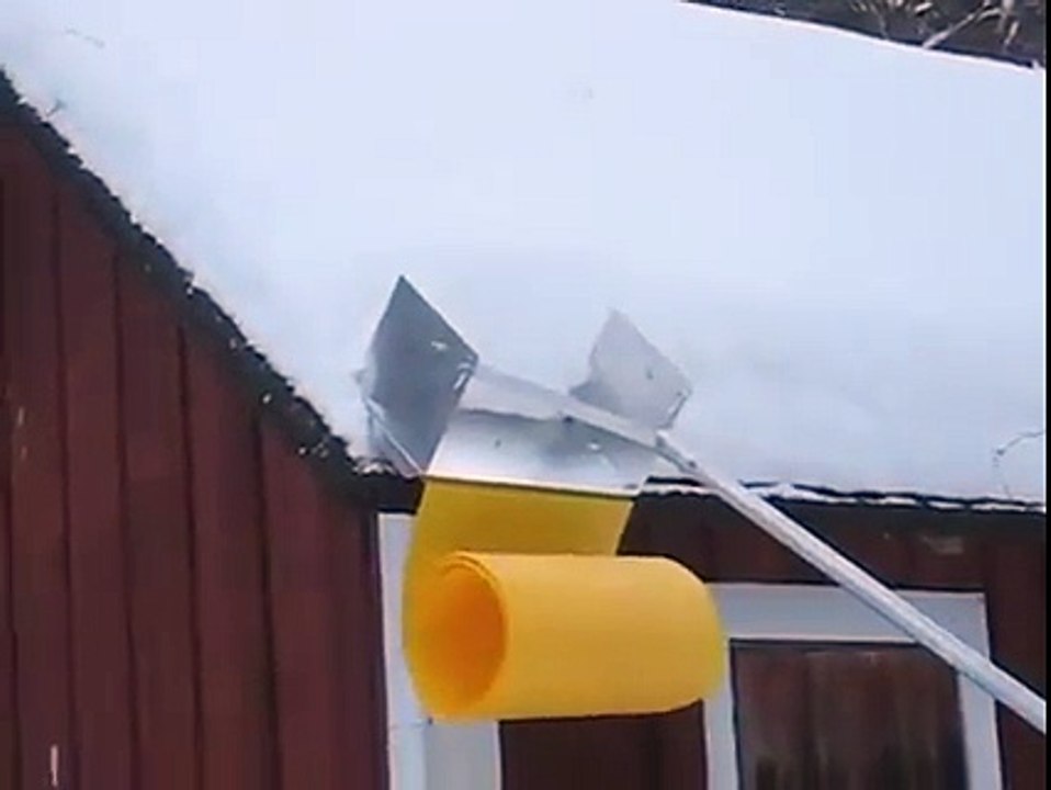 Un outil incroyable pour enlever la neige sur un toit