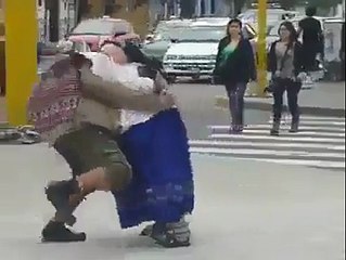 Vous allez rester bouche bée quand vous verrez qui se cache derrière ce couple qui danse