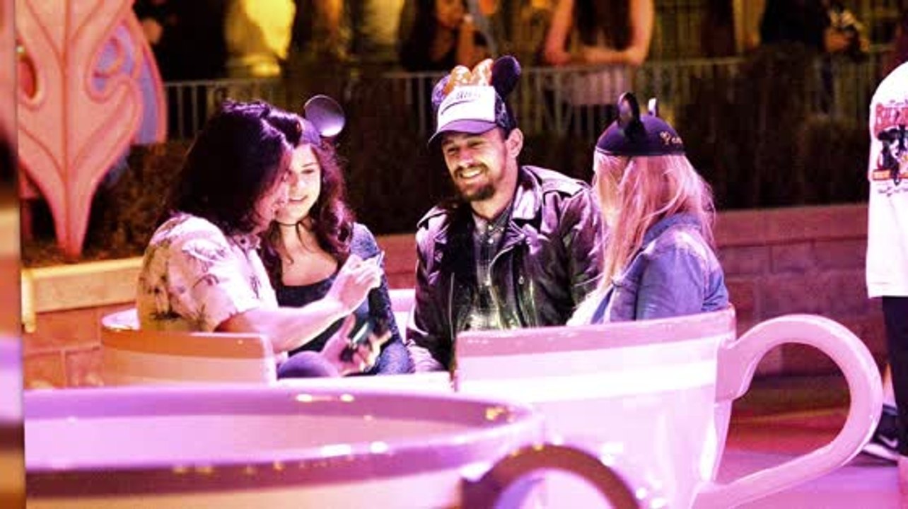 James Franco feiert den Geburtstag einer Freundin im Disneyland