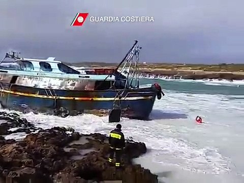 Lampedusa (AG) - Salvataggio in mare, Nave contro scogli (22.02.15)